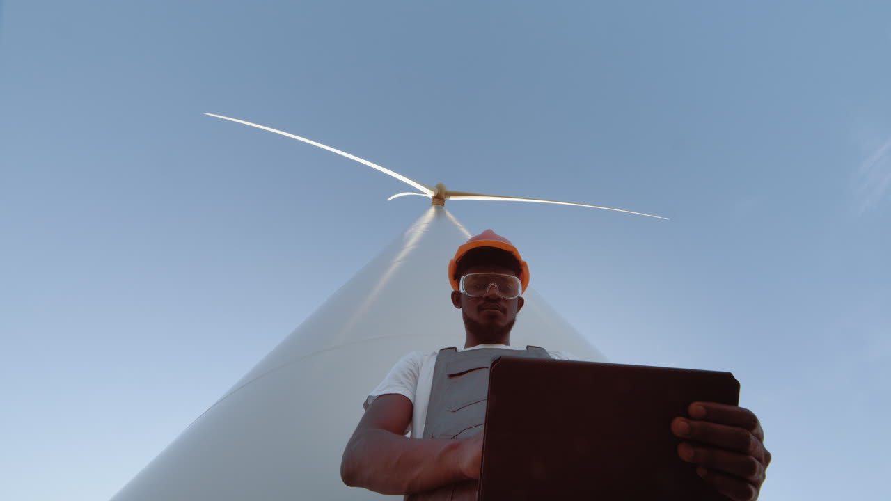 Manutenzione di turbina eolica da parte di ingegnere