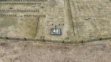 imágenes aéreas del cementerio cristiano a fines del invierno que muestran cercas, lápidas y cruces