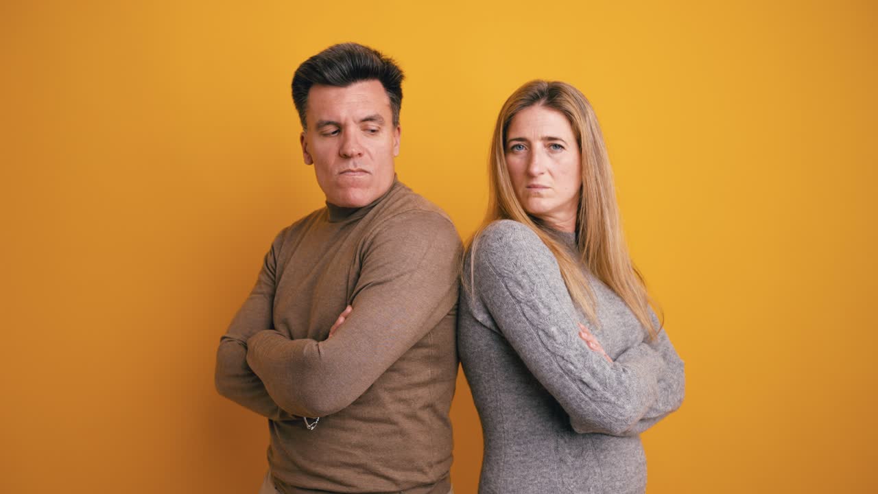Homem e Mulher De Costas com os Braços Cruzados em Desacordo
