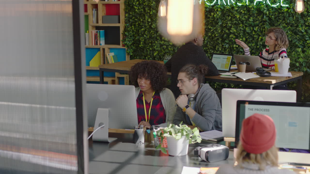 jóvenes empresarios que trabajan en una oficina de inicio líder de equipo caucásico hombre señalando a la pantalla de la computadora ayudando a un colega compartiendo ideas creativas entrenamiento interno lluvia de ideas discutiendo información