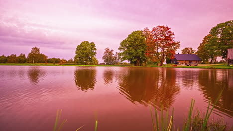 surrealista el lapso de tiempo del cielo colorido reflejado por un lago tranquilo en europa