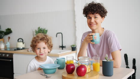 madre e hijo disfrutando del desayuno juntos