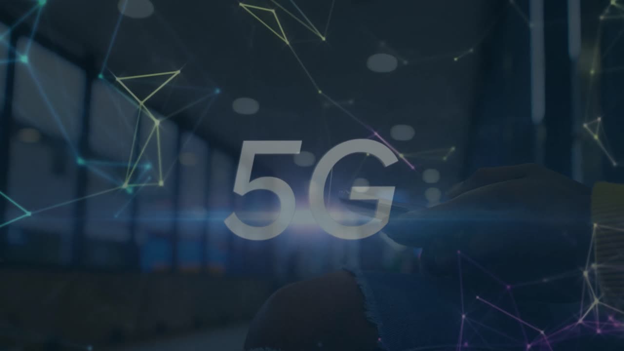 testo 5g e rete di connessioni contro la sezione centrale di una donna che usa uno smartphone