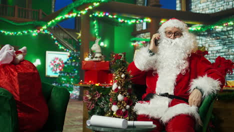 santa hablando por teléfono en casa.