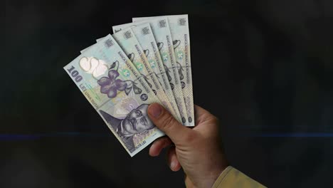 rumania lei dinero ventilador de billetes en la mano