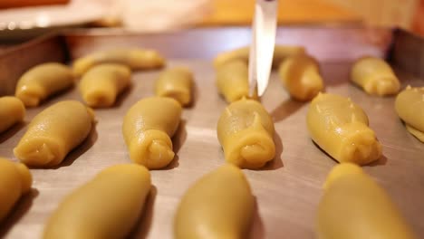 das traditionelle italienische gefüllte gebäck mit einer schere kneifen, um es zu dekorieren, nahaufnahme