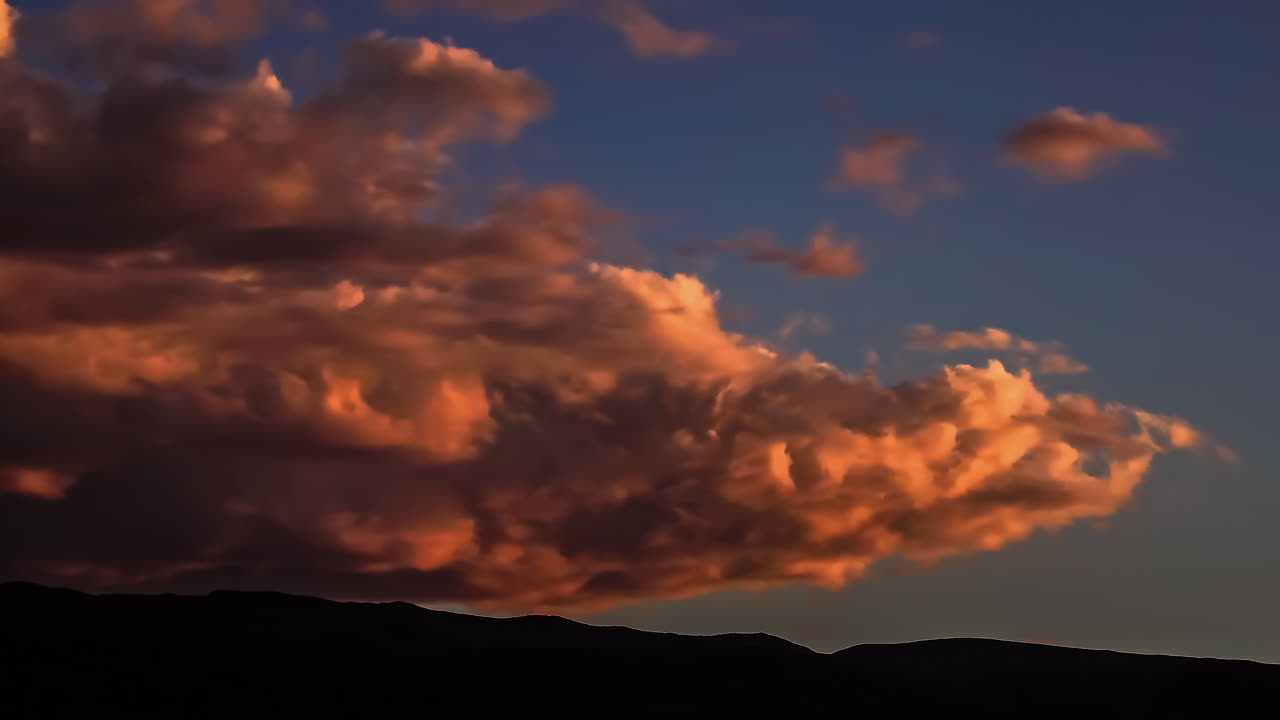 새벽부터 황혼까지 푸른 하늘을 기어가는 두꺼운 구름