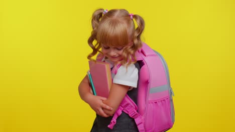 niña de la escuela sonriente con mochila y libro