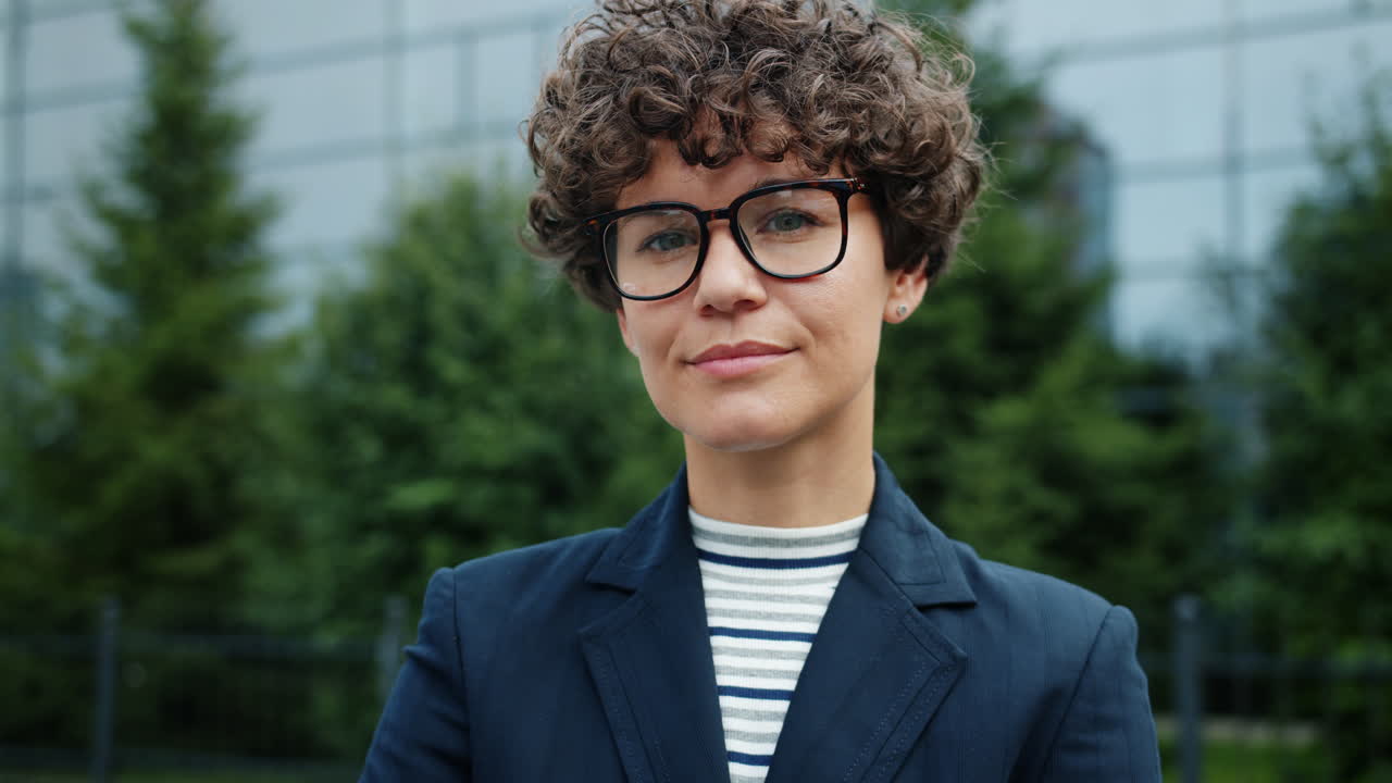 mujer de negocios confiada en el paisaje urbano