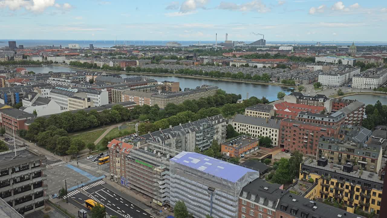 vista aérea de una intersección y la ciudad de copenhague en un soleado día de verano