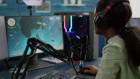 pro ciber mujer negra streaming de videojuegos, leyendo en el chat de transmisión