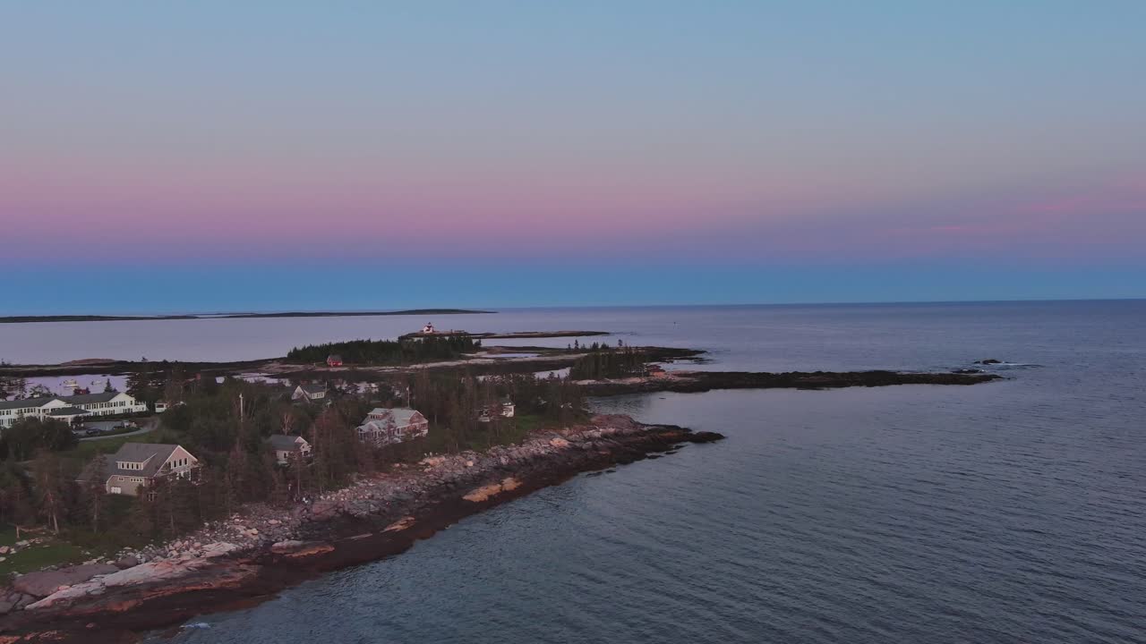 hermosa luz de la hora azul más allá de la isla de la caza, southport maine