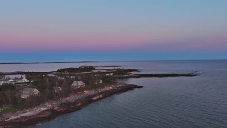 hermosa luz de la hora azul más allá de la isla de la caza, southport maine