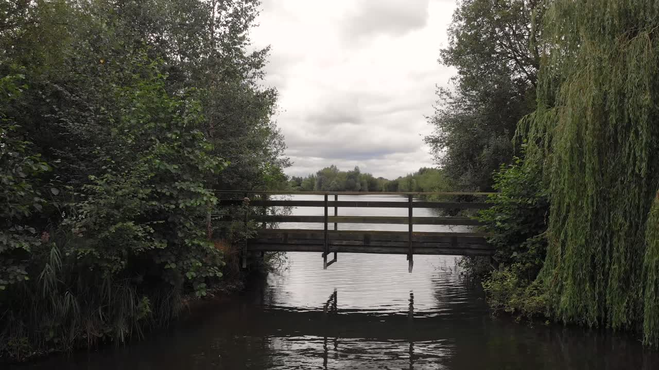 dron aéreo lento disparó sobre el río ely great ouse hacia un puente de madera