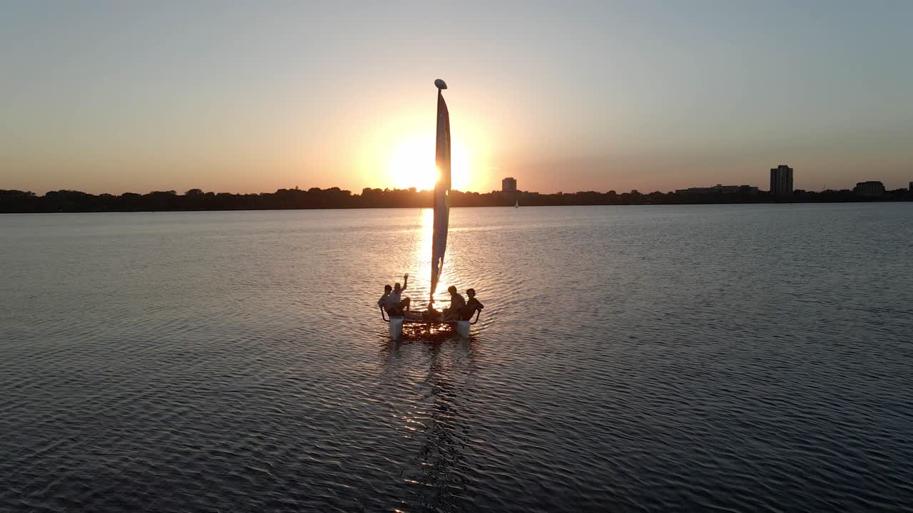 수평선으로 향하는 범선, 미네소타 호수의 멋진 일몰