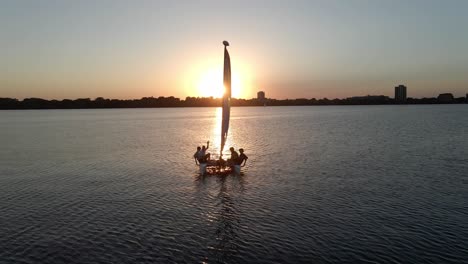 velero rumbo al horizonte, maravillosa puesta de sol en un lago en minnesota