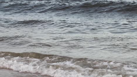 Cierra-Las-Olas-Cerca-De-La-Orilla-Del-Mar-En-Un-Aburrido-Día-De-Otoño-Con-Un-Clima-Frío-Y-Helado-Golpeando-La-Orilla