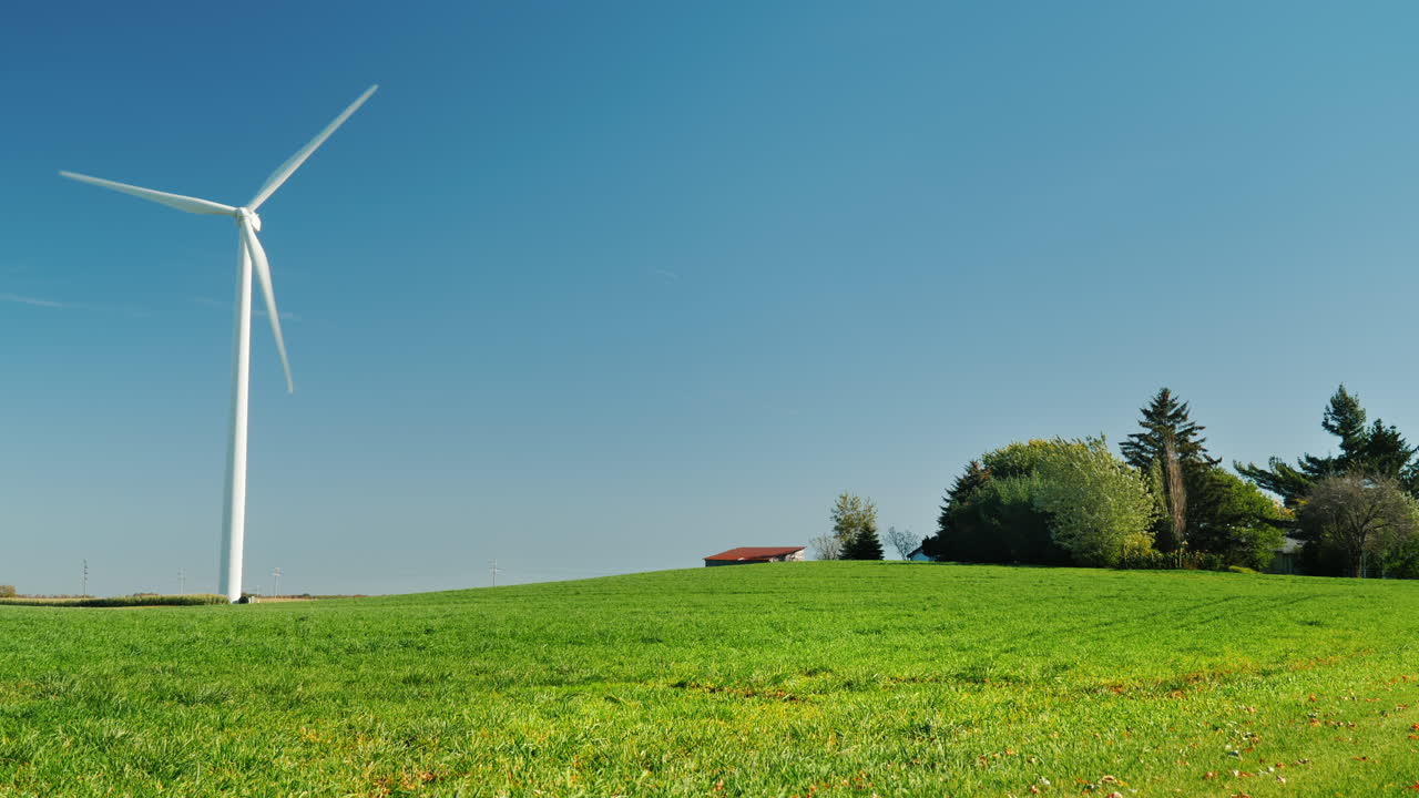 들판에서 회전하는 풍력 터빈
