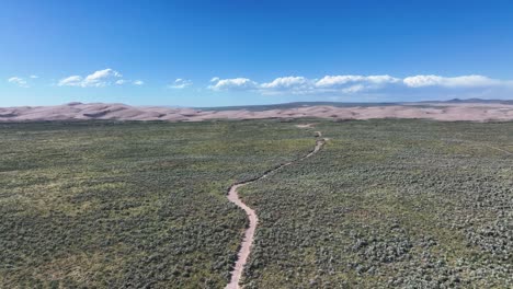 Sendero-A-Través-De-Un-Exuberante-Paisaje-En-Dirección-A-St