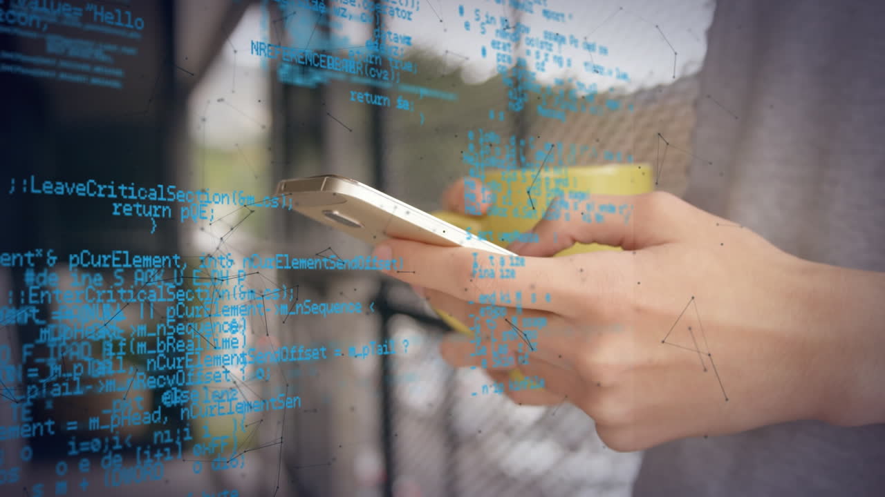 animación de procesamiento de datos y conexiones sobre las manos de una mujer caucásica usando un teléfono inteligente