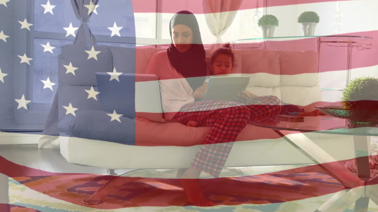 familia biracial trabajando con nosotros agitando la bandera en primer plano