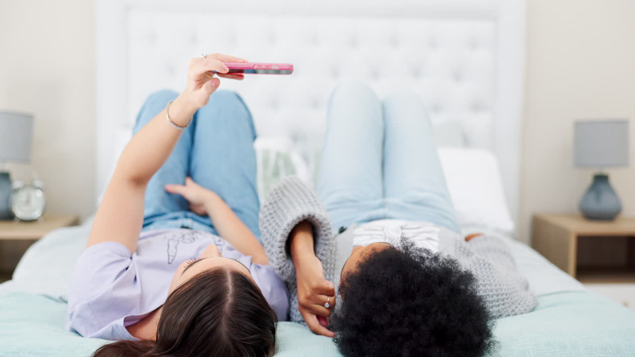 video de aprendizaje, teléfono y dormitorio con una mamá