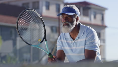 hombre jugando al tenis