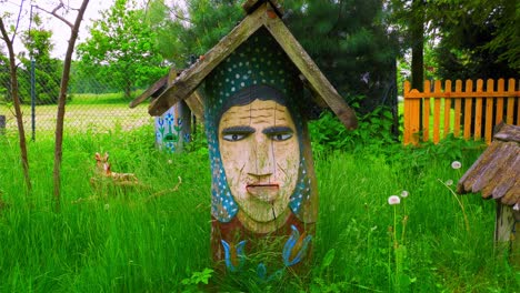 esculturas de madera de colores antiguos en los patios del museo regional chata kaszubska en polonia