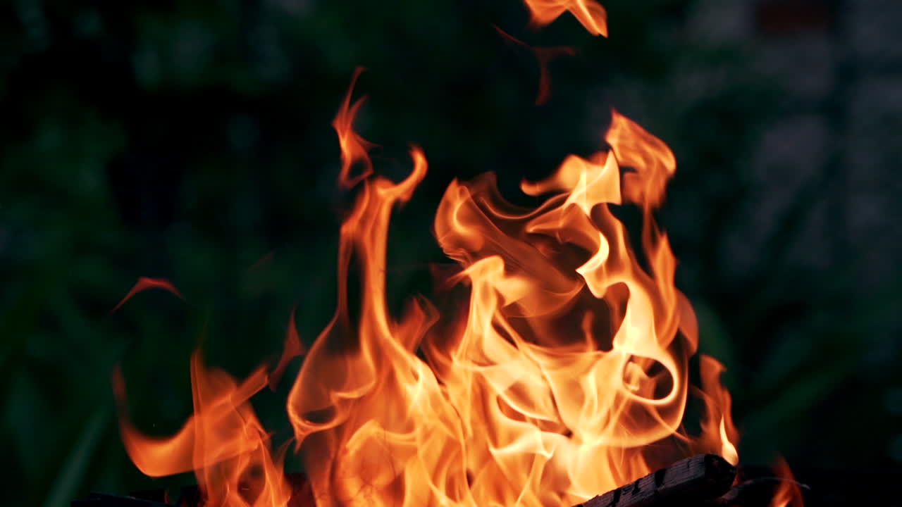 Primo piano di fuoco e fiamme. Vista ravvicinata di legna che brucia nel camino.