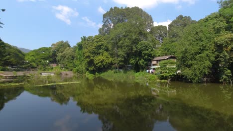 Pan-A-Través-De-La-Casa-De-Tugurios-Junto-Al-Lago-En-El-Sudeste-De-Asia