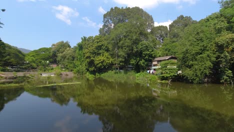 pan a través de la casa de tugurios junto al lago en el sudeste de asia