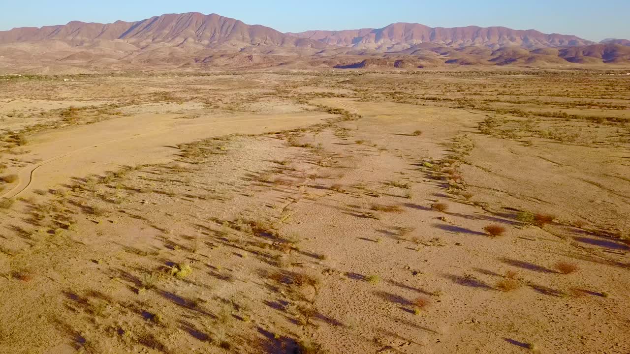 aéreo sobre el accidentado paisaje desértico de namibia áfrica