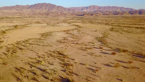 Antena-Sobre-Accidentado-Paisaje-Desértico-De-Namibia-África