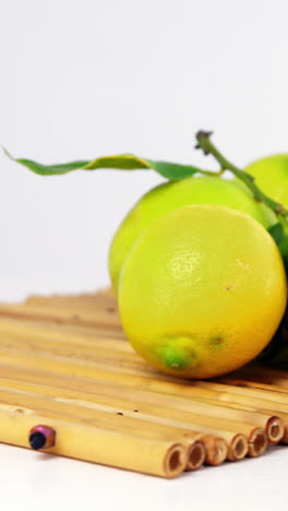 té de limón con limón y jengibre en rodajas