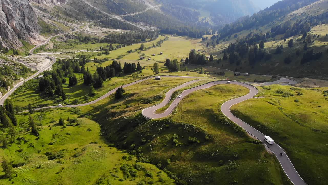 vuelo aéreo a través de la cordillera en dolomitas, italia