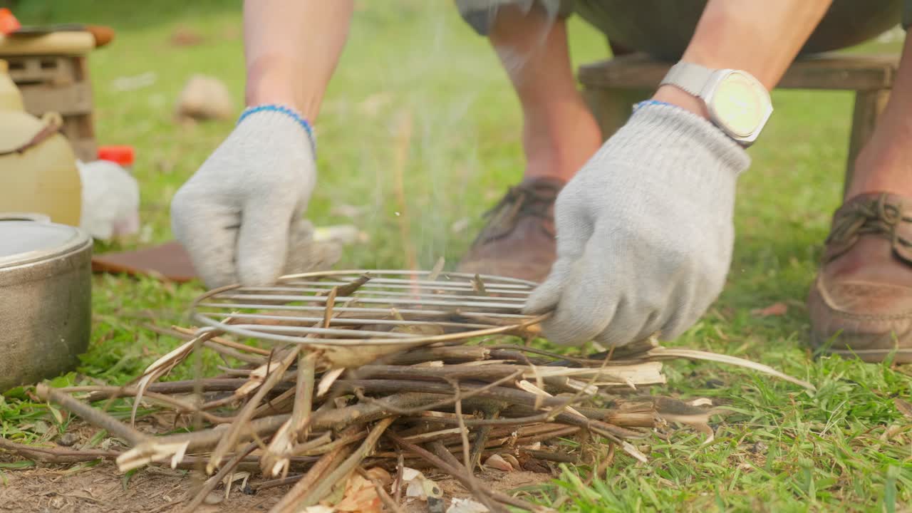 primer plano de palos de madera iluminados con fuego para cocinar colocando un recipiente de metal al aire libre en lộc bình, distrito de la provincia de lạng sơn en la región noreste de vietnam