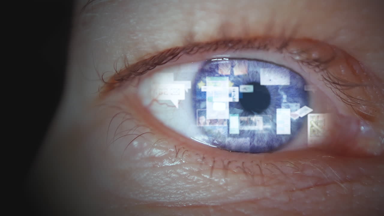 el ojo de un joven con animación de iconos de redes sociales moviéndose rápidamente