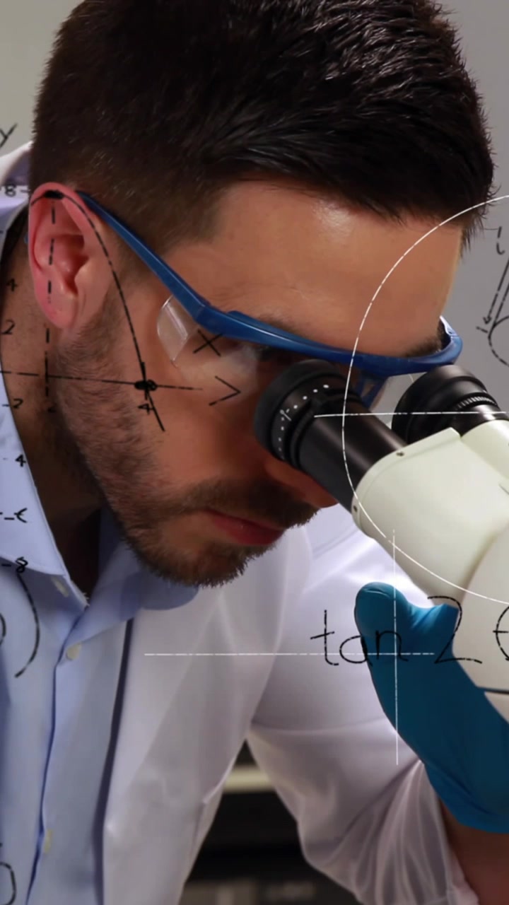 Animazione di formule matematiche su uomo che usa un microscopio
