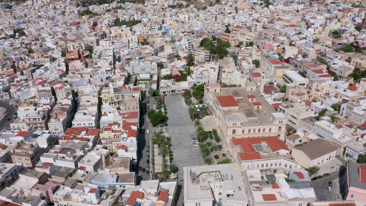 항공: 그리스 시로스 섬 에 있는 에르무폴리 의 미아울리 광장 과 시청 건물 의 드론 촬영