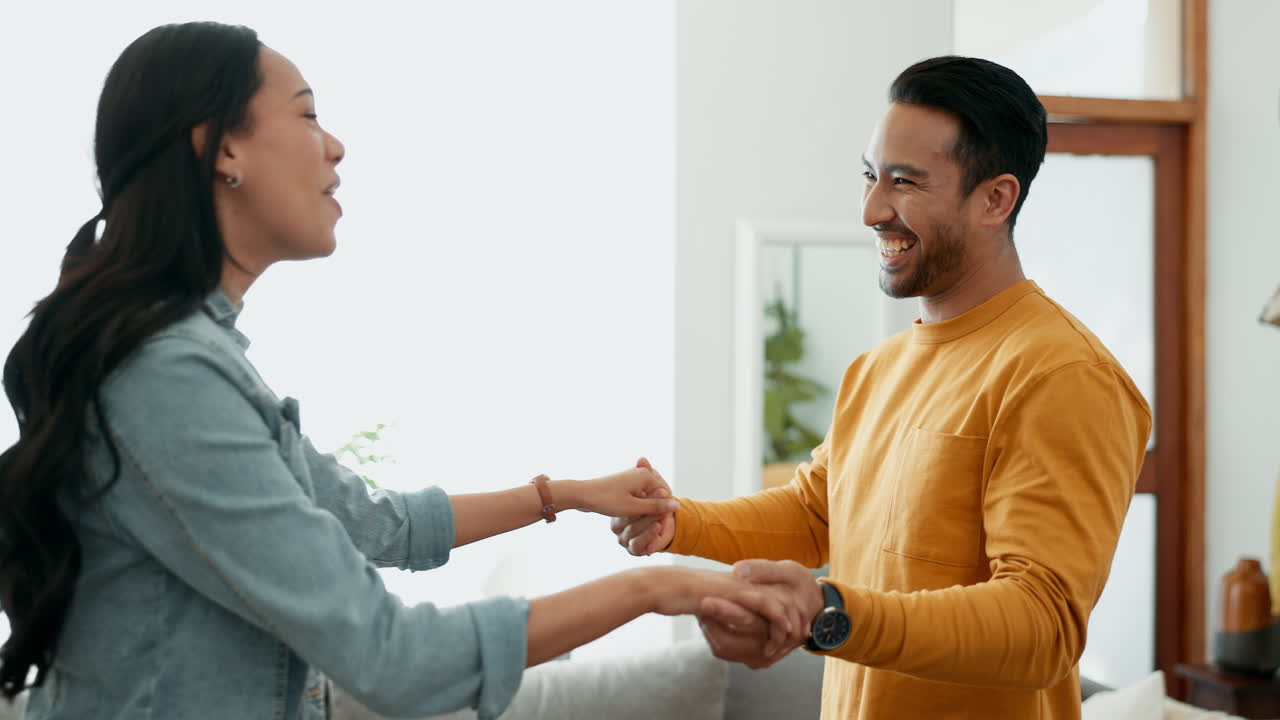 baile, feliz y una pareja en una casa para el romance