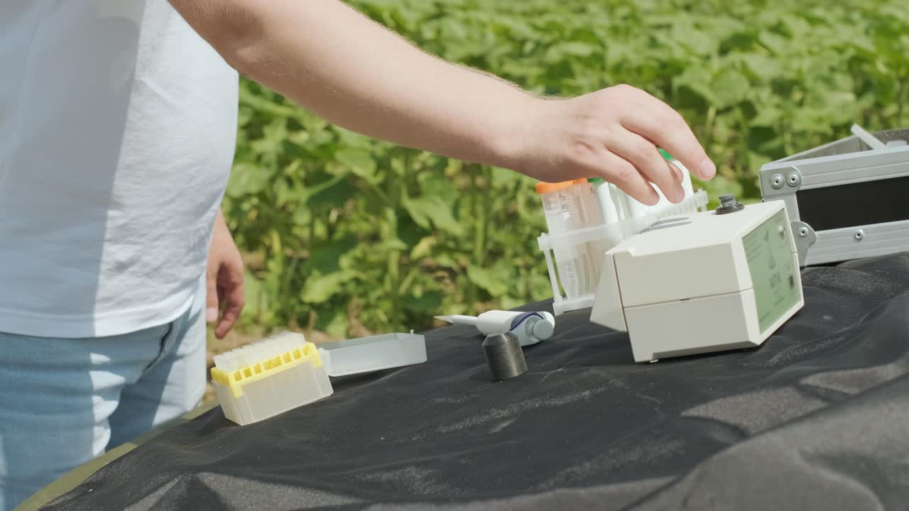 실험실 직원이 전문적인 유리를 들고 에서 수확하기 전에 식물 을 테스트합니다.