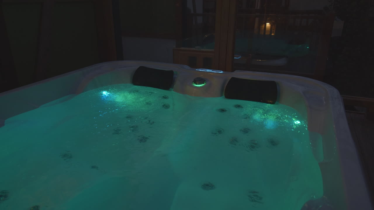 뒷빛이 있는 야외 욕실