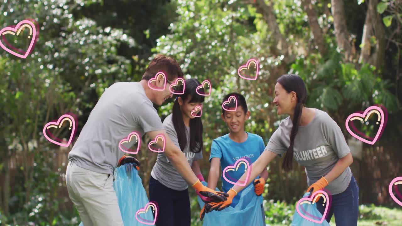 행복한 아시아 가족이 시골에서 쓰레기를 청소하는 심장 아이콘의 애니메이션