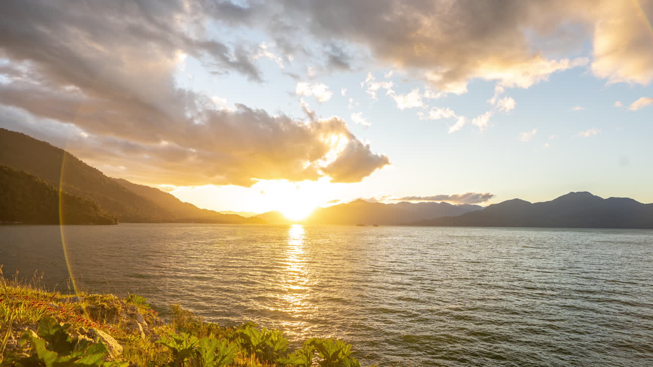 Timelapse di un colorato tramonto su un lago glaciale nel Parco nazionale di Quelat, Cile, paesaggio incontaminato della Patagonia