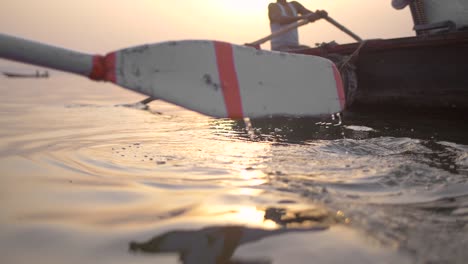 botes de remos que pasan por el ganges