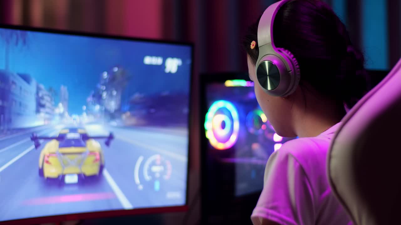 de cerca de una adolescente asiática perdida jugando a videojuegos en la computadora, jugando a un videojuego de carreras