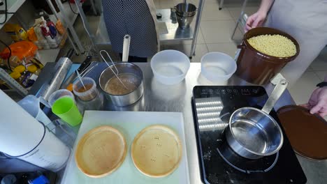 preparación de tartas en una cocina profesional