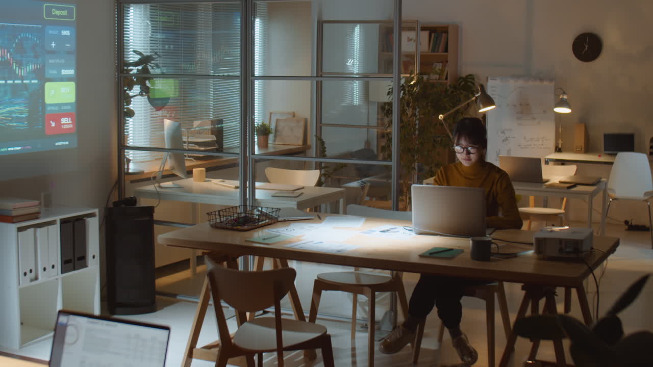 Asiatisk affärskvinna arbetar på kontor under natten