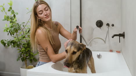 mujer y perro en el baño