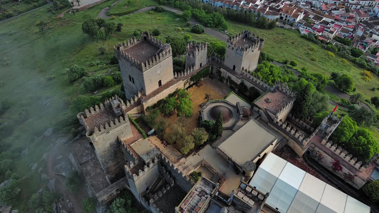 vista desde arriba del castillo de almodóvar del río con niebla